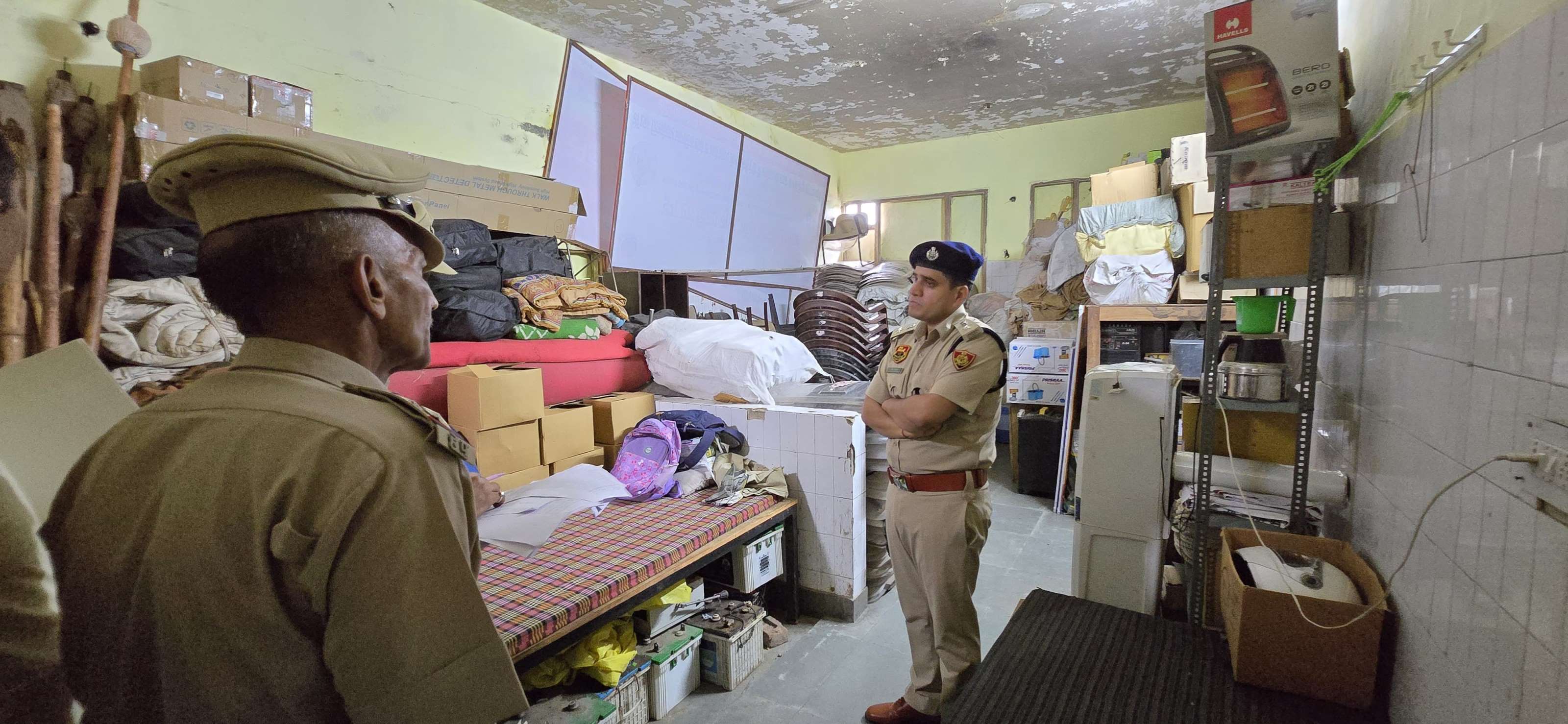 Superintendent of Police Hansi Amit Yashvardhan inspected the Police Line – took complete stock of the arrangements.